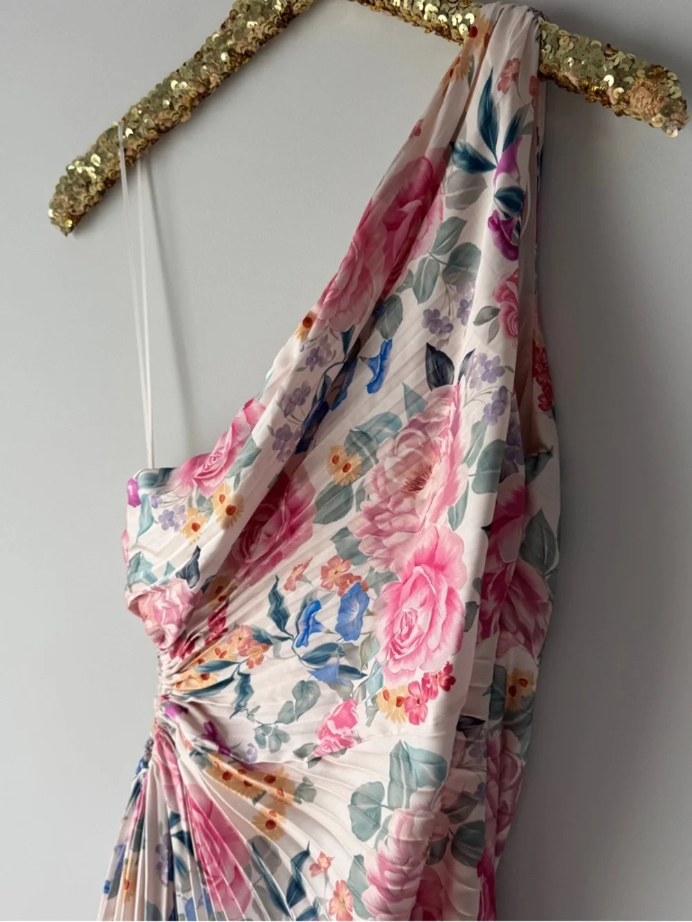 Vici One-Shoulder Floral Pleated dress with side cut out - Picture 2 of 3